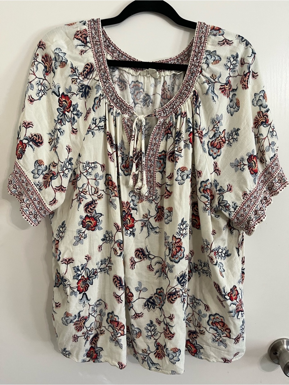 Max Studio Ivory Boho Floral Tie-Neck Blouse with Red & Blue Print